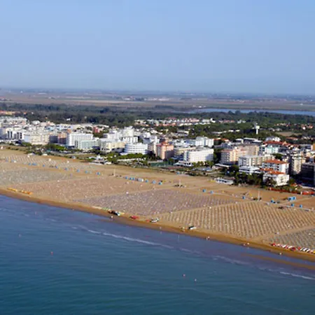 Beautiful With Private Garden 200 Metres From The Lägenhet Bibione